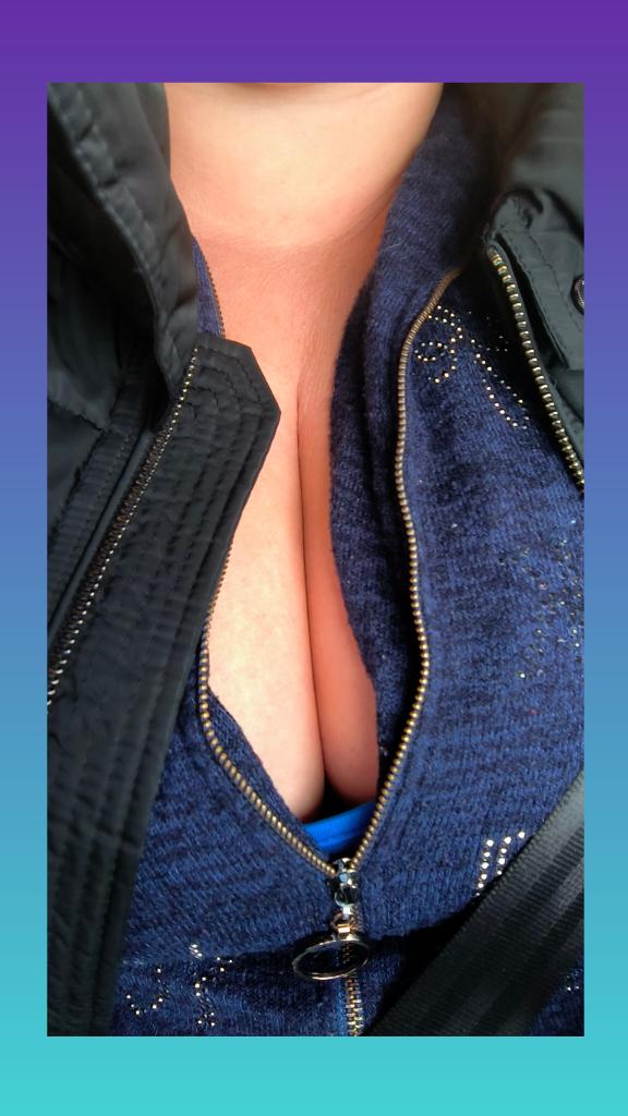 winniess40's tweet photo. ❓ Décolleté ou pas ❓ 
Ça pars se détendre .. encore!!! #InShot #boobs https://t.co/4gFgUq4qBk