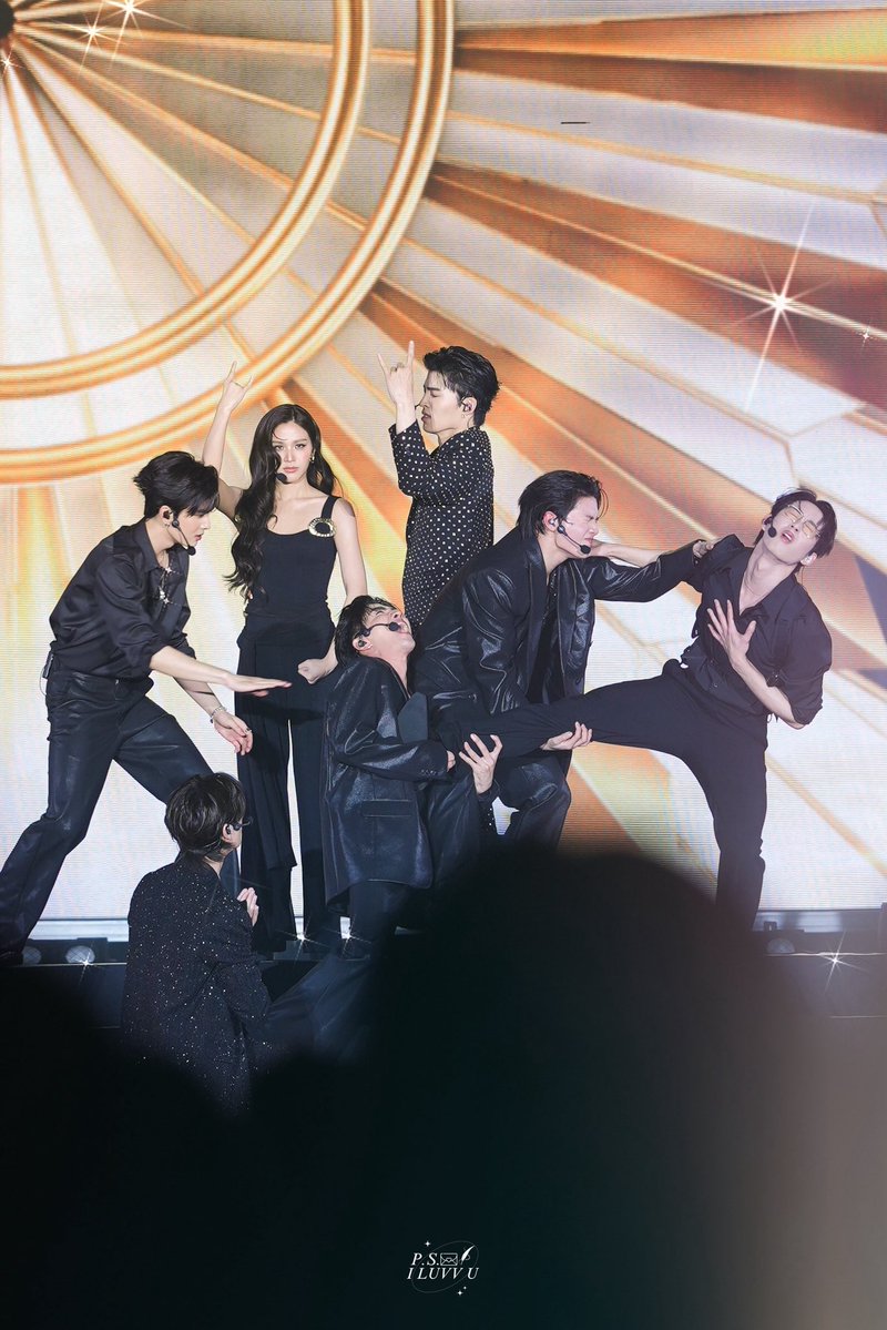 psiluvvu's tweet image. 180126: 

ชื่อภาพ = มีสติหน่อยทุกคนนนนนน!!!🫵🏻

#MeAndTheeSeriesAfterParty
#PerthSanta #เพิร์ธแซนต้า