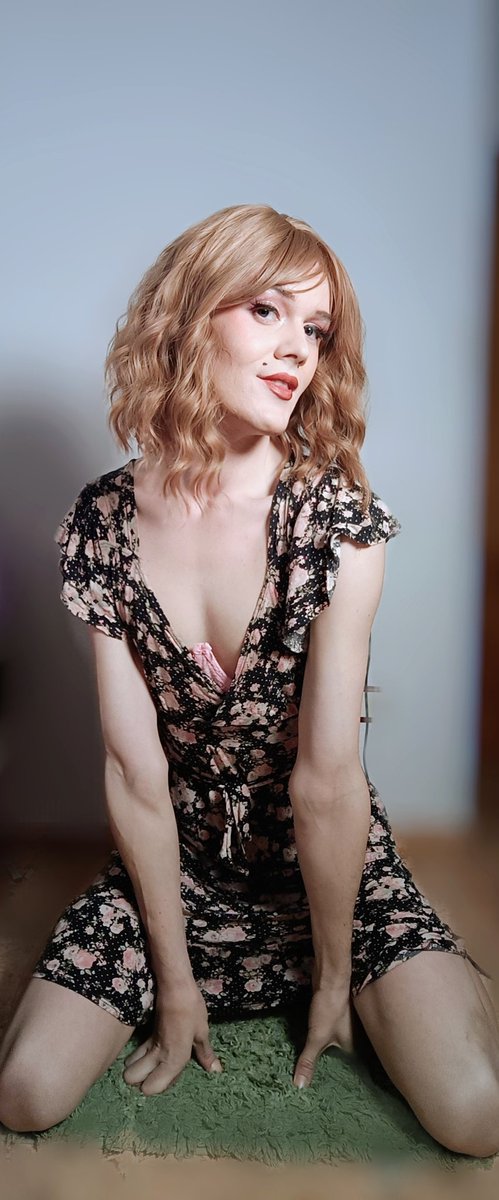 Oh no you hurt your knee?
Why don't you lay over mine and mommy will make it all ok 💦