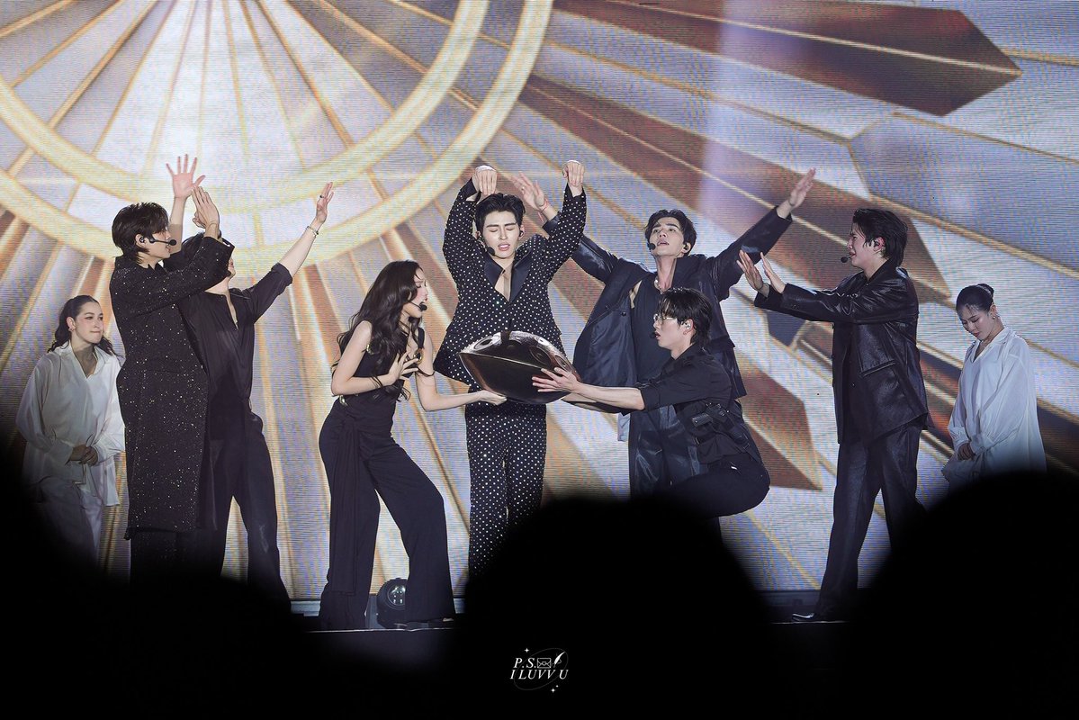 psiluvvu's tweet image. 180126:

เหมือนลัทธิอะไรบางอย่าง ที่มีแต่คนเพี้ยนๆ😔

#MeAndTheeSeriesAfterParty
#PerthSanta #เพิร์ธแซนต้า