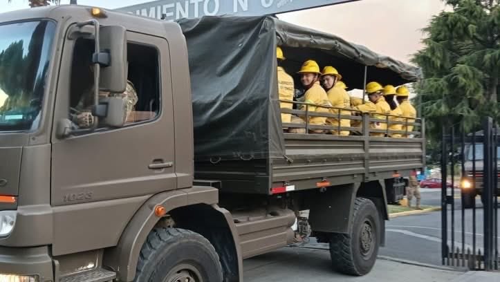 COT_FT's tweet image. Efectivos del Regimiento N.º 6 “Chacabuco” se encuentran en #Penco realizando tareas de apoyo que ayuden a mitigar la emergencia producida por los incendios que aquejan la zona .

Seguiremos informando.