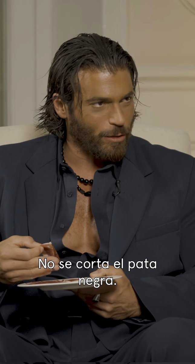 El momento de #CanYaman comiendo jamón de pata negra no tiene precio. Es pura fantasía. Va dedicado a todas aquellas que insistían que Can es un hombre de mentalidad muy turca y musulmán a pesar que él ha dicho que fue criado en libertad de conciencia y pensamiento, vamos laico.