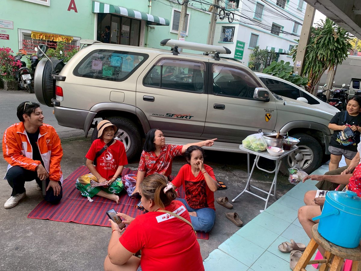 BankSuphanatMin's tweet image. บุกเสนานิคม2 #จตุจักร อีกรอบ เจอพี่ๆบอก “ใส่เสื้อแดง แต่กาสีส้ม เบอร์ 5 จ้า“ ปล.ที่ใส่เสื้อแดง เพราะวันหวยออก😅
.
#แบงค์5 #ศุภณัฐมีนชัยนันท์ #พรรคประชาชน
.
.
.
ผลิตสื่อโดย นายศุภณัฐ มีนชัยนันท์ เลขที่ 552 พหลโยธิน 30 แยก2-3-1 แขวงจันทรเกษม เขตจตุจักร กรุงเทพมหานคร จำนวน 1โพส…