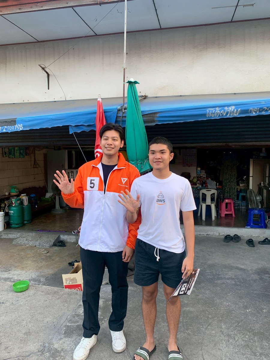 BankSuphanatMin's tweet image. บุกเสนานิคม2 #จตุจักร อีกรอบ เจอพี่ๆบอก “ใส่เสื้อแดง แต่กาสีส้ม เบอร์ 5 จ้า“ ปล.ที่ใส่เสื้อแดง เพราะวันหวยออก😅
.
#แบงค์5 #ศุภณัฐมีนชัยนันท์ #พรรคประชาชน
.
.
.
ผลิตสื่อโดย นายศุภณัฐ มีนชัยนันท์ เลขที่ 552 พหลโยธิน 30 แยก2-3-1 แขวงจันทรเกษม เขตจตุจักร กรุงเทพมหานคร จำนวน 1โพส…