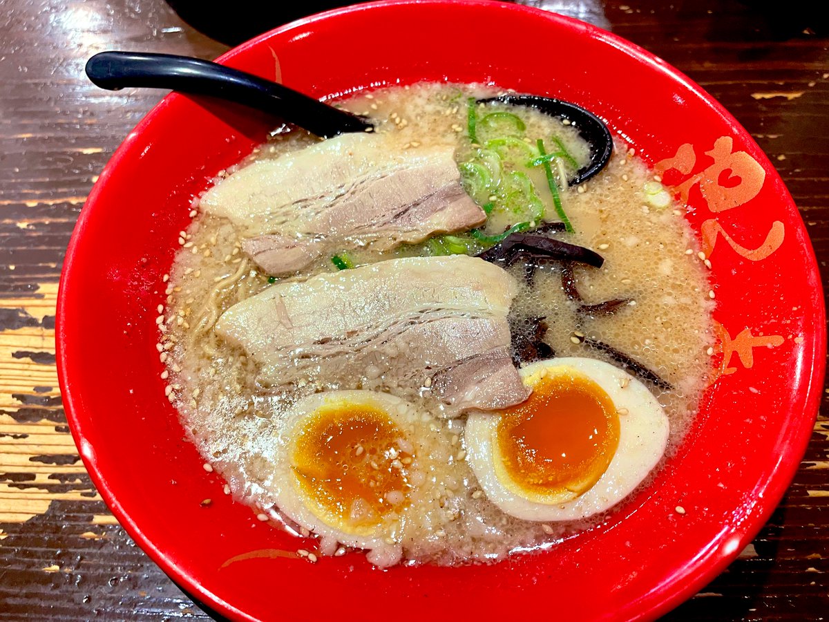 美味しいの色々食べた
本当はHKT劇場に行きたかったんだけど生憎予定が合わず(公演再開おめでとう!いつか行きたい)、その分1時間半の行列に2回くらい並んだりした✨
ひらおの天ぷら美味しかった 自分用お土産にしたフルフルの明太フランスも楽しみ 