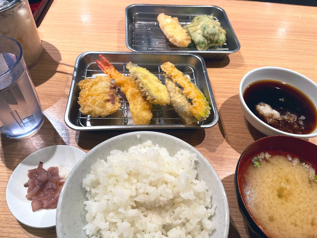 美味しいの色々食べた
本当はHKT劇場に行きたかったんだけど生憎予定が合わず(公演再開おめでとう!いつか行きたい)、その分1時間半の行列に2回くらい並んだりした✨
ひらおの天ぷら美味しかった 自分用お土産にしたフルフルの明太フランスも楽しみ 
