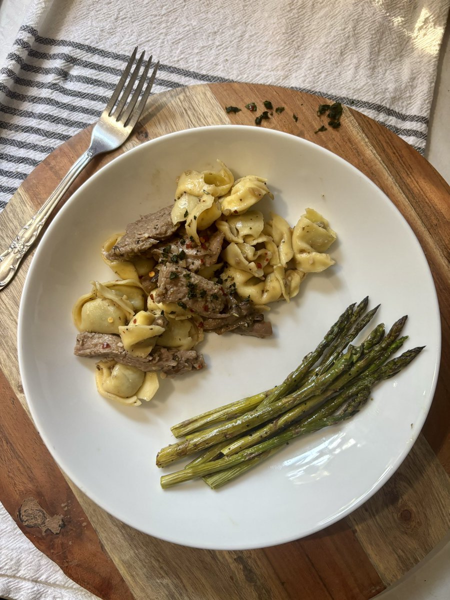 MANDarinn0range's tweet photo. ✨Steak &amp; Tortellini Marsala✨

#easyrecipe #health #healthymeals #steak #pasta https://t.co/BjQ8MyrZon