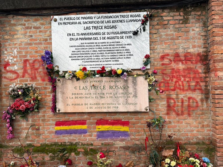 Os voy a explicar porque creo que es un ataque de falsa bandera.
No han vandalizado la placa (yo la hubiera roto)
Han respetado las flores (yo las hubiera arrancado)
Han pintado con spray rojo sin manchar la placa, las flores o las banderas republicanas (yo las habría tuneado).