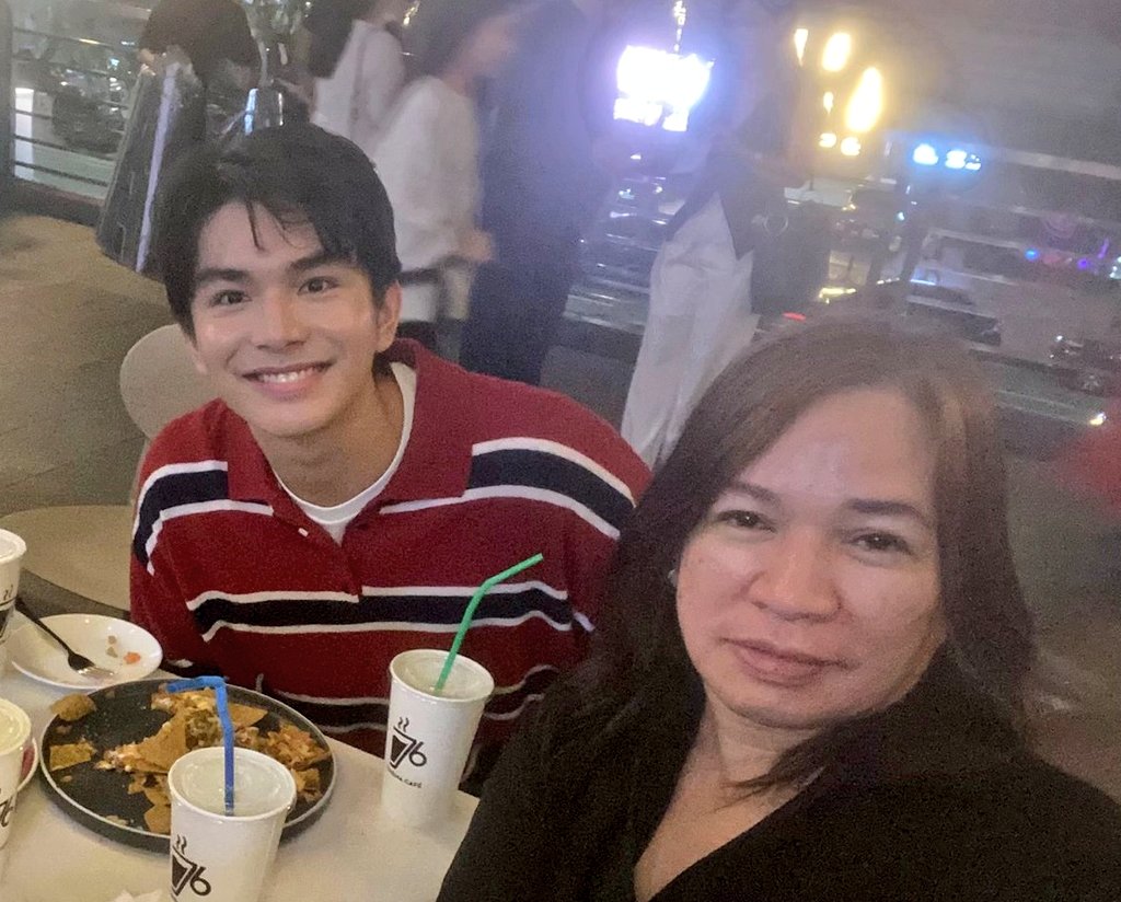 rimuru_onclock's tweet image. Ang tawa ko sa live🤣

OP: Okay lang po ba ligawan ni Rave si Ash?
Tita Jovel: Kahit wala nang ligaw2 dirtso na kasal.
Kuya Pem: Gulat na lang si Ash paglabas niya ready na ang kasal, ticket to Korea, baboy at manok ni Rave

HAHAHAH planado na talaga pagpapamilya ng AshRave🤣