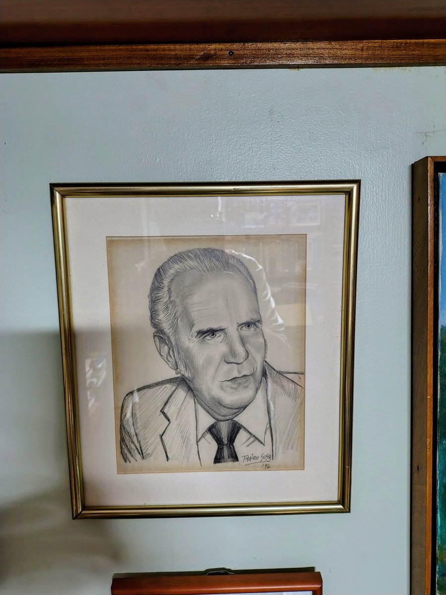 A 40 años de su partida, sigue en mi vida y mi pensamiento mi admirado maestro Arístides Calvani. Este retrato suyo en mi biblioteca, me recuerda a diario que la política puede y debe ser un ejercicio ético.