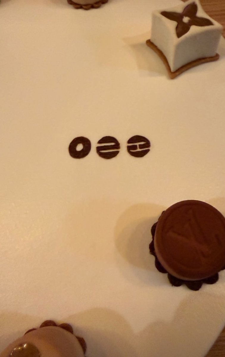 — Kim Namjoon via Instagram Story | rkive 

• RM recibió un postre especial de Louis Vuitton con la portada del álbum ARIRANG. Está tan emocionado como nosotros. 😭

#BTS_Arirang
#BTSComeback2026