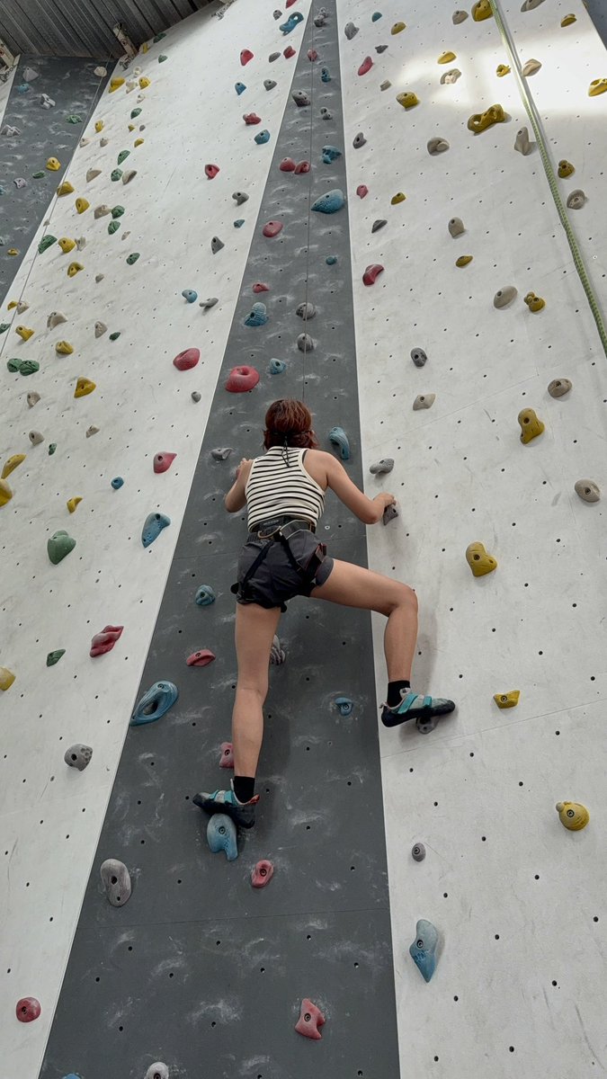 tipaa's tweet image. Me looking at bruises on my legs and wonder where they come from. Also me last friday. Yay for the (serious) wall climbing for the first time.
Timakaci kepada perempuan2 yang hayuk lesgo bgt @CherryChimess @seirockyaaa