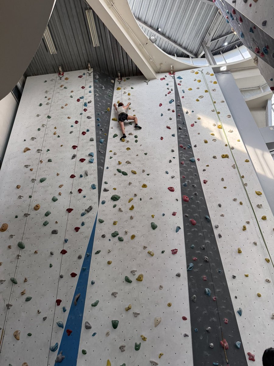 tipaa's tweet image. Me looking at bruises on my legs and wonder where they come from. Also me last friday. Yay for the (serious) wall climbing for the first time.
Timakaci kepada perempuan2 yang hayuk lesgo bgt @CherryChimess @seirockyaaa