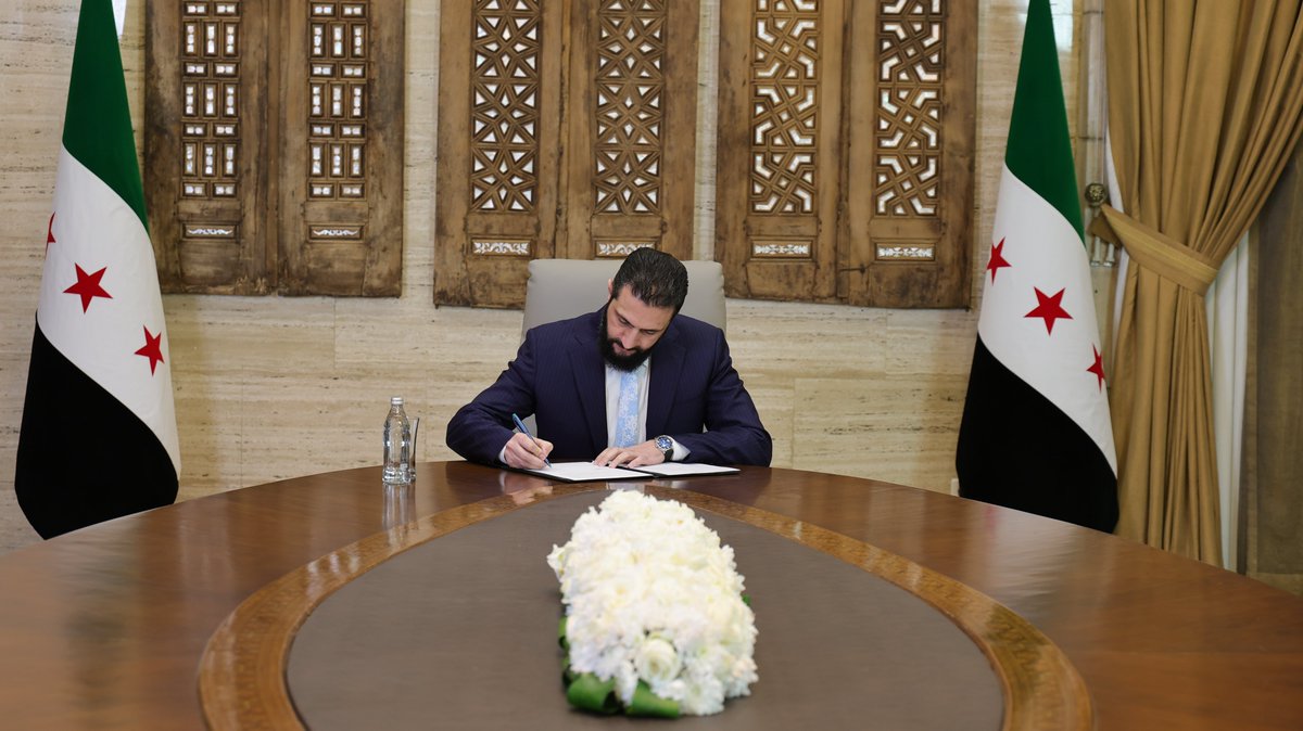 SyPresidency's tweet image. السيّد الرئيس أحمد الشرع يوقّع اتفاقية وقف إطلاق النار والاندماج الكامل لقوات سوريا الديمقراطية ضمن مؤسسات الدولة السورية.

#رئاسة_الجمهورية_العربية_السورية