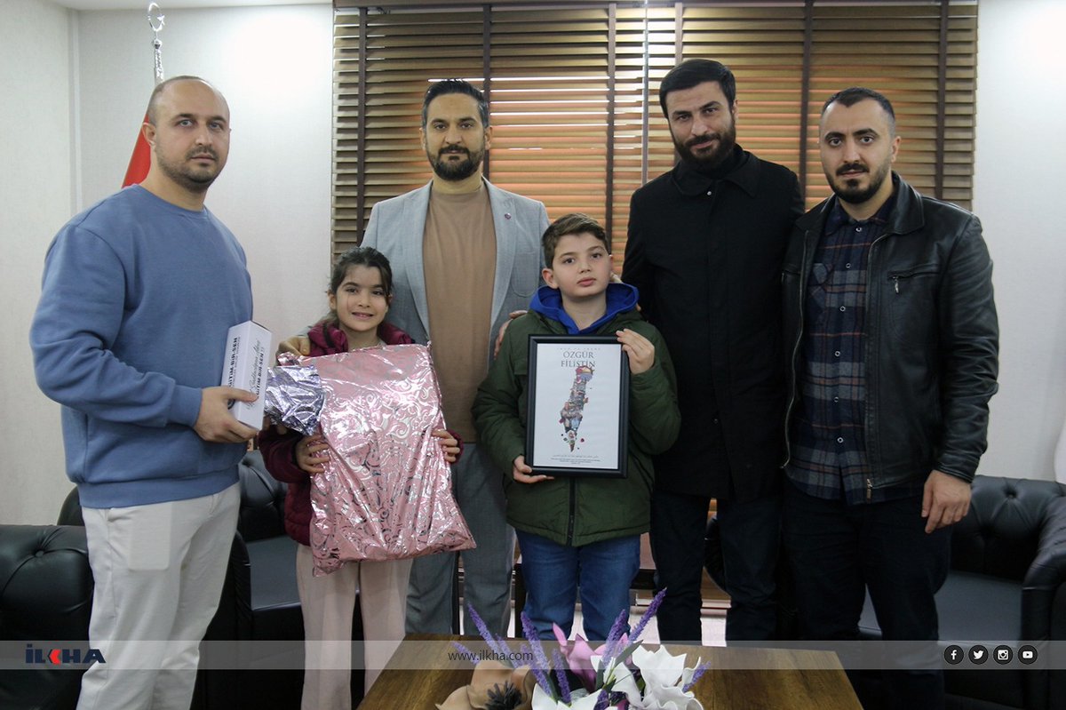 tekdemiRamazan's tweet photo. Ziyaretleriyle bizleri onurlandıran Gazze gönüllüsü güzel yürekli Mahmut Sami kardeşimize ve ailesine minnettarlığımızı ifade ediyor, misafirlerimizi ağırlayan Genç Memur-Sen teşkilatımıza ve Mahmut Sami’yi gündemimize kazandıran @ilkeHaberAjansi na çok teşekkür ediyoruz. https://t.co/nKxbVHVkxI