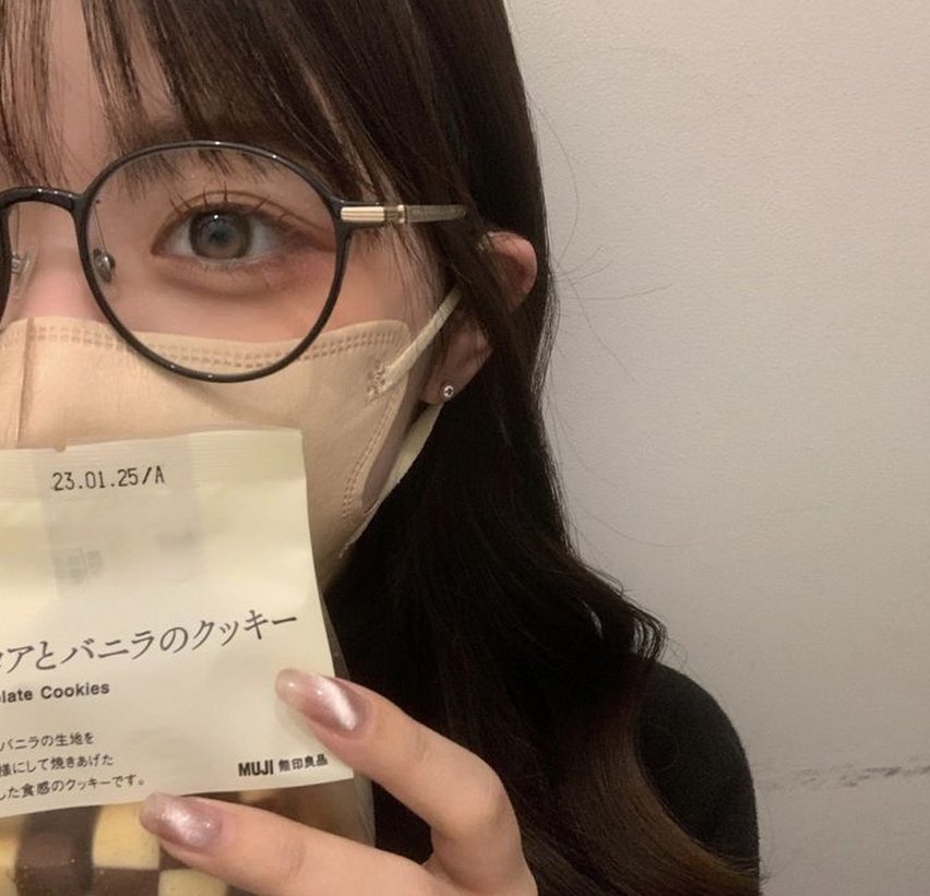 pegacious's tweet image. 電車で隣の人がいびきかいてて眠そう 🦚