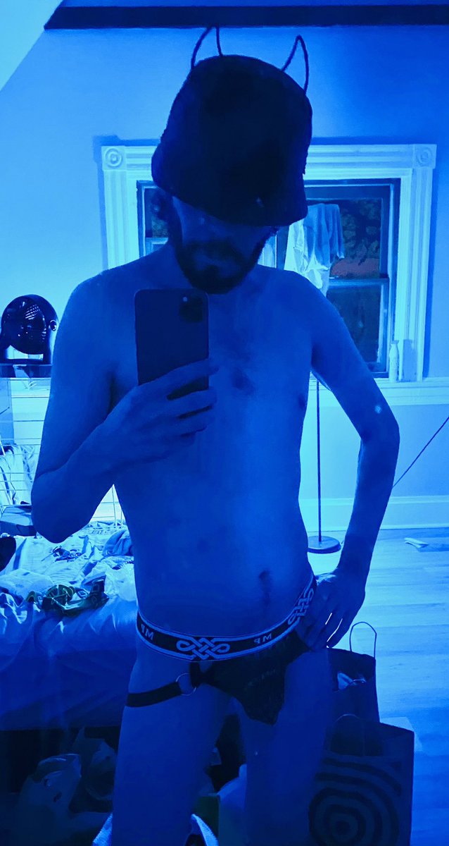 SiggyPlut's tweet photo. I went crazy and made this outfit for hook up tonight 🤪 What do you think? https://t.co/pQ8z4NLQlX
