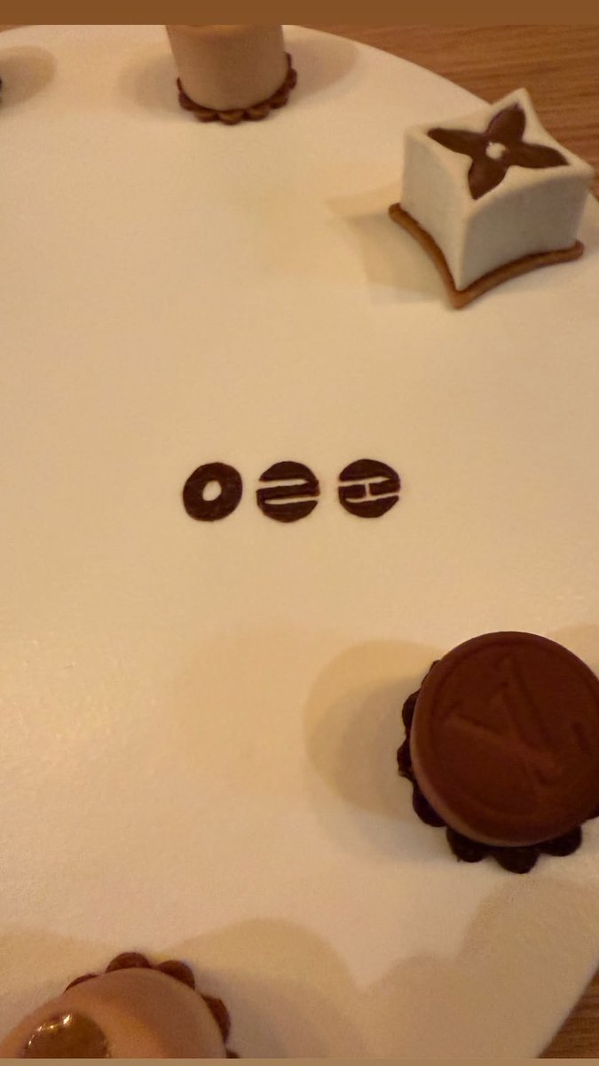 [📸]

RM Instagram Story

Gemes, ga tega makannya 🥹 LOGO ARIRANG 😍💜