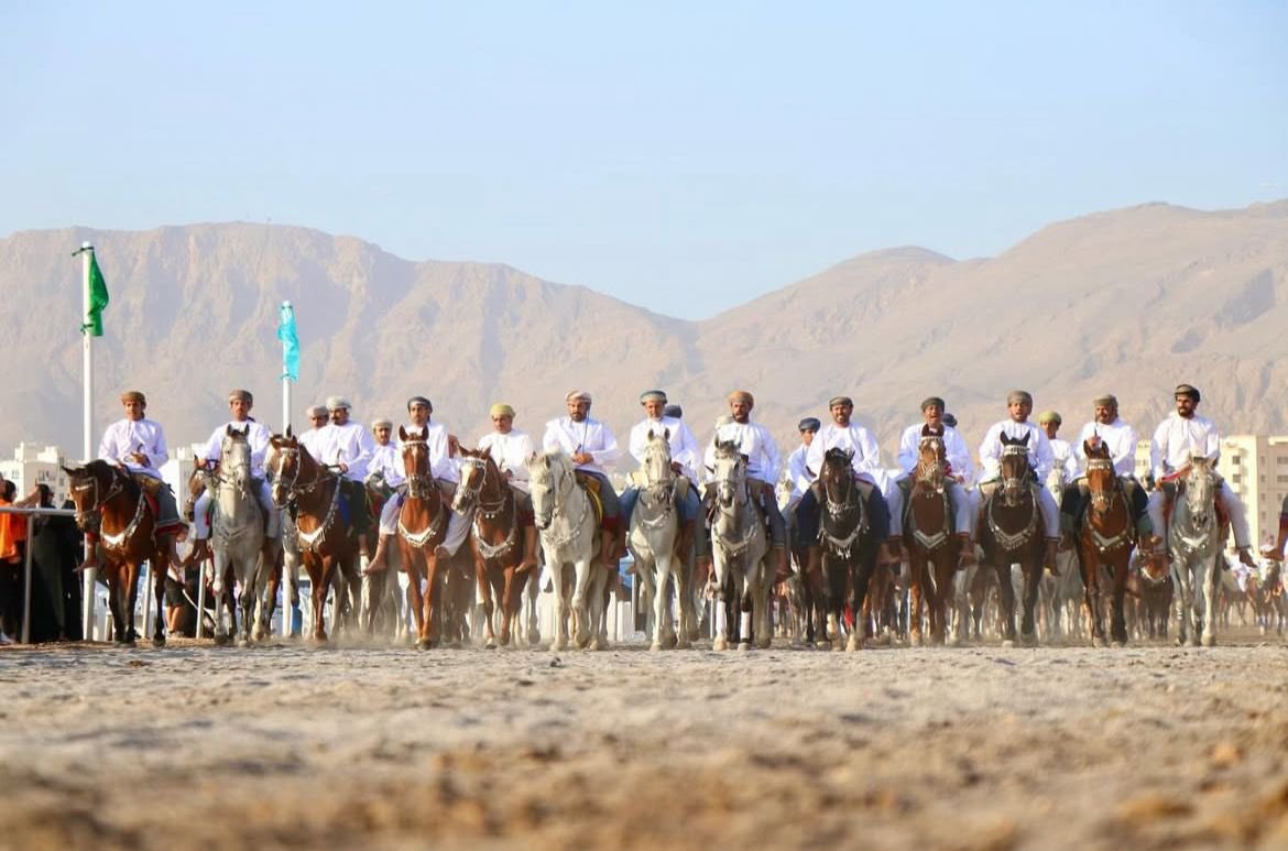 samail_frwsyt's tweet photo. مشاركة اللجنة في عرضة الخيل التقليدية بولاية #العامرات ، ضمن فعاليات مهرجان #ليالي_مسقط ، بنتظيم من (لجنة العامرات للفروسية) تحت رعاية الشيخ حامد الحمر نائب والي العامرات، وسط حضور جماهيري كبير وفقرات متنوعة.@MuscatNightsOm https://t.co/jsEEteGsVS