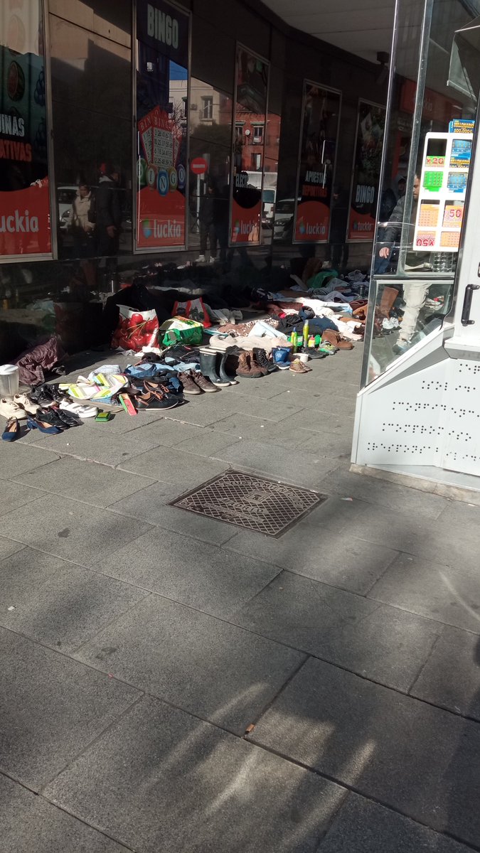 Pese a que <a href="/policiademadrid/">Policía Municipal de Madrid</a> nos dice que hay una patrulla fija para esta zona, el mercadillo cada día es más grande y lo puedes ver a cualquier hora. A veces extendiéndose a las calles aledañas. Y generalmente esa zona queda llena de enseres tirados. <a href="/JMDpvallecas/">Distrito de Puente de Vallecas</a> 
<a href="/PPteVallecas/">PP Puente de Vallecas</a>