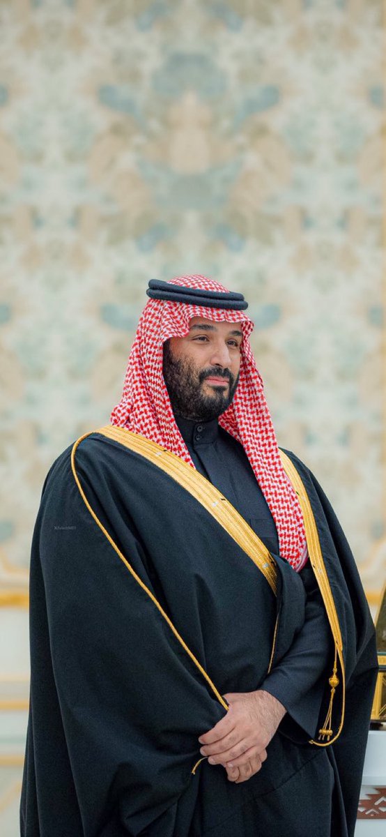 مقيّل براســه ،،، زعامة سلاطين
مشغل شعوب الارض فعله لوحده ..

بشته يضف الامه اول ،، وهالحين
و الشرق الاوسط من مهاده للحده ..

هذا زعيم القـرن واحـد وعشريـن
يوقف العالـــم ،،، على رجل وحده🇸🇦