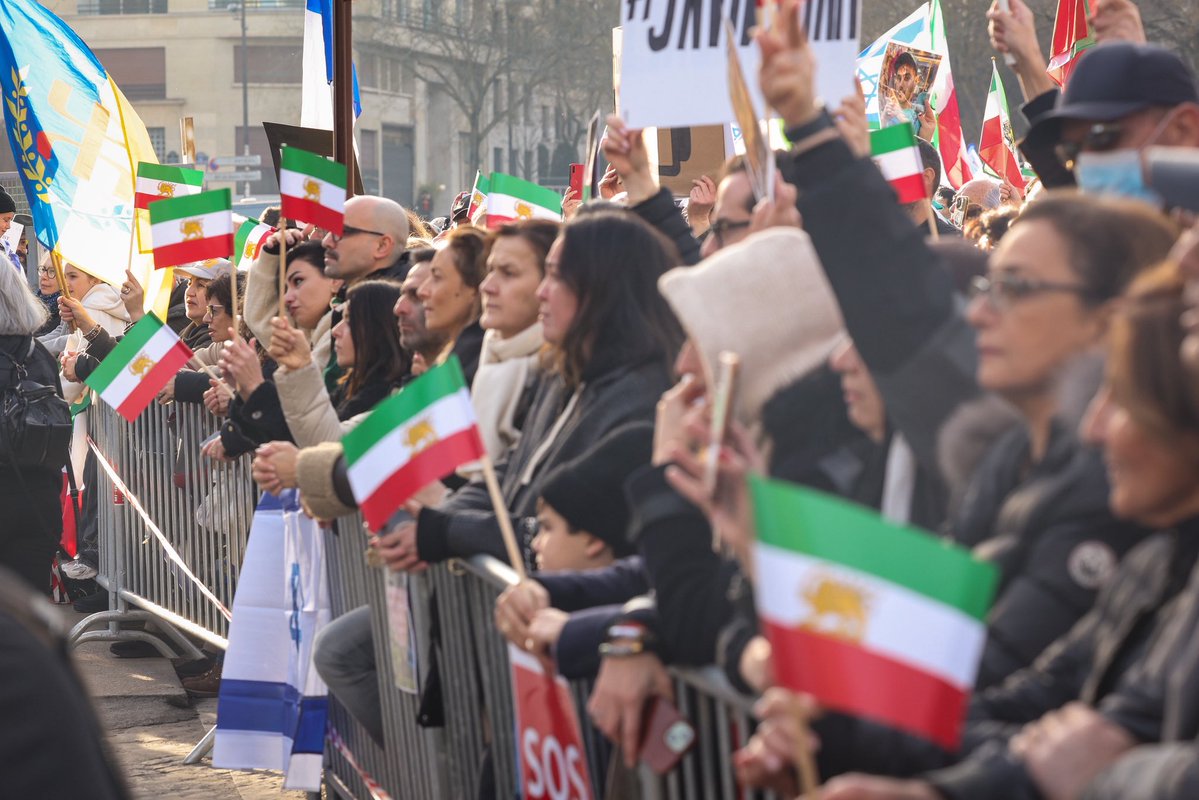 BrunoRetailleau's tweet image. La France n’est pas condamné à l’impuissance face au régime des mollahs. Elle a les leviers pour agir. Emmanuel Macron doit prendre ses responsabilités et sanctionner ce régime par le gel des avoirs des dignitaires.