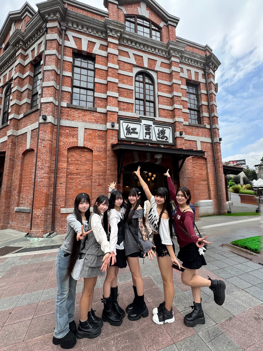 funabashiidol's tweet photo. 台湾2日目（最終日）🇹🇼✈️
オフ会&ライブ2本終了いたしました。
日本から遠征してくれたみなさん、現地のみなさん、本当にありがとうございました❤️
himawari(船橋)いかがでしたか？
楽しんでもらえましたか？

今日のセットリスト🎤
1部
君が全部だ
君のいる世界線
未来(仮)
カミナリクラッカー
Blue

2部
君のいる世界線
虹色メロディ
僕はここに立っているから
焦燥
Blue

台湾最高‼️
台湾最佳‼️

また、呼んでいただけるように頑張ります。
#himawari船橋