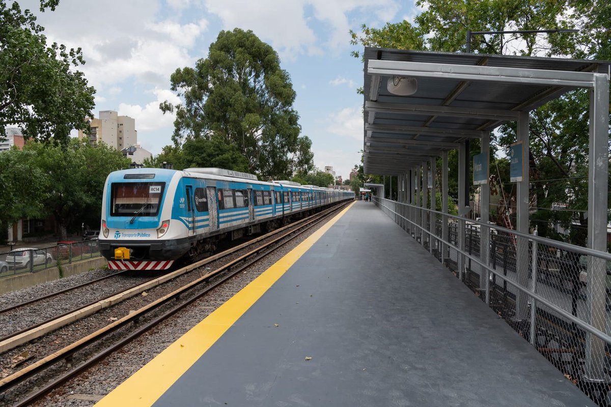 albanodl's tweet image. 🚊 #TrenSarmiento 📍A partir de este domingo, los trenes con sentido a #Once se detendrán en el andén provisorio ubicado en Sarmiento y Azcuénaga, por obras de remodelación de @trenesarginf en la estación de #Morón