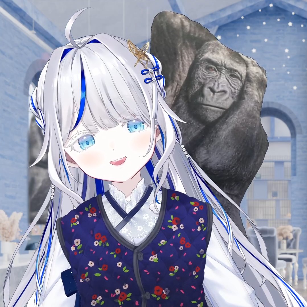 ListNote0110's tweet image. #dia_rin
방송시작부터 히나에게 받은선물을 껴안고왔는데
빨간리본은 충격이 아직 안가셔서 못붙였다고해요.
(할머니 복장에 고릴라 인형이 충격적이였어요)

린 : 사진만 그렇겠지했는데 진짜 이렇게 생겼어요.
방음부스안에서 에어컨없이 털조끼입고 셀프고문을
하는중인데 만약에 탈수오면…