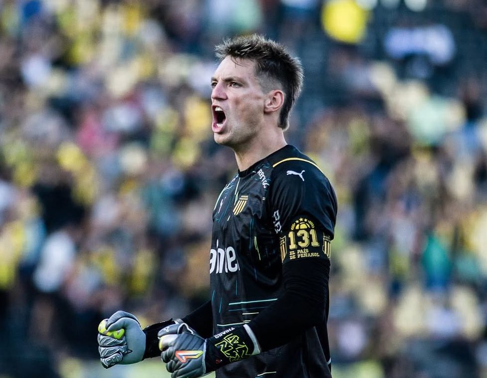 En la cancha estaba lejos, pero hay gestos que no se olvidan, para que aprendan algunos perros de sus representantes.