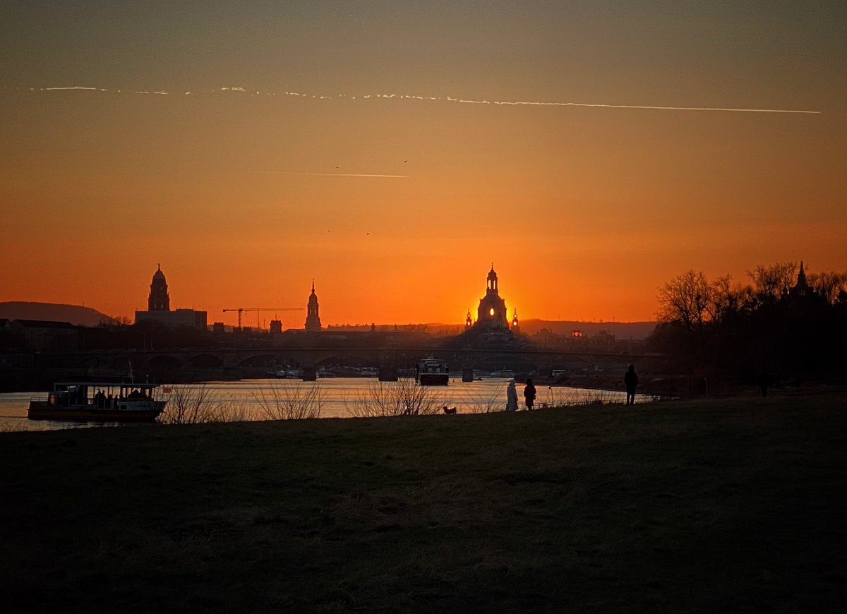 #Dresden heute 16:18 Uhr: die untergehende Sonne steht genau hinter der Kuppel der Frauenkirche und scheint durch die kleinen Kuppelfenster und durch die Fenster der beiden Treppentürme