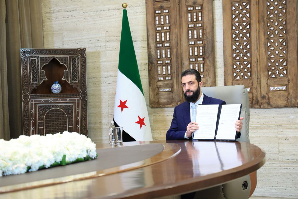 SyMOIGov's tweet photo. فخامة رئيس الجمهورية السيّد أحمد الشرع يوقّع اتفاقية وقف إطلاق النار والاندماج الكامل لقوات سوريا الديمقراطية ضمن مؤسسات الدولة السورية.

#الجمهورية_العربية_السورية
#وزارة_الإعلام https://t.co/3RatLIfh0a
