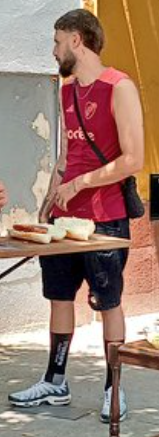 Este pibe es lo más riber que ví nunca... Las medias, el pantalón, la cartera, la barba, los brazitos de escarbadiente... Por dios, es el esterotipo de los que escuchan el plan de la mariposa