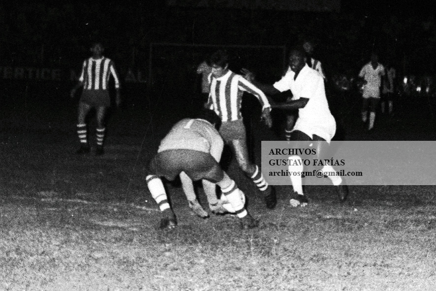 #UnaFotoCualquiera
Hace 56 años (18/1/1970), el <a href="/SantosFC/">Santos FC</a>
de #Pelé se presentó en la Boutique de barrio Jardín para vencer a <a href="/CATalleresdecba/">Club Atlético Talleres</a> 2-0, en partido amistoso. O'Rei presiona a Carlos Deluca pero Martín Fonseca se queda con la pelota.