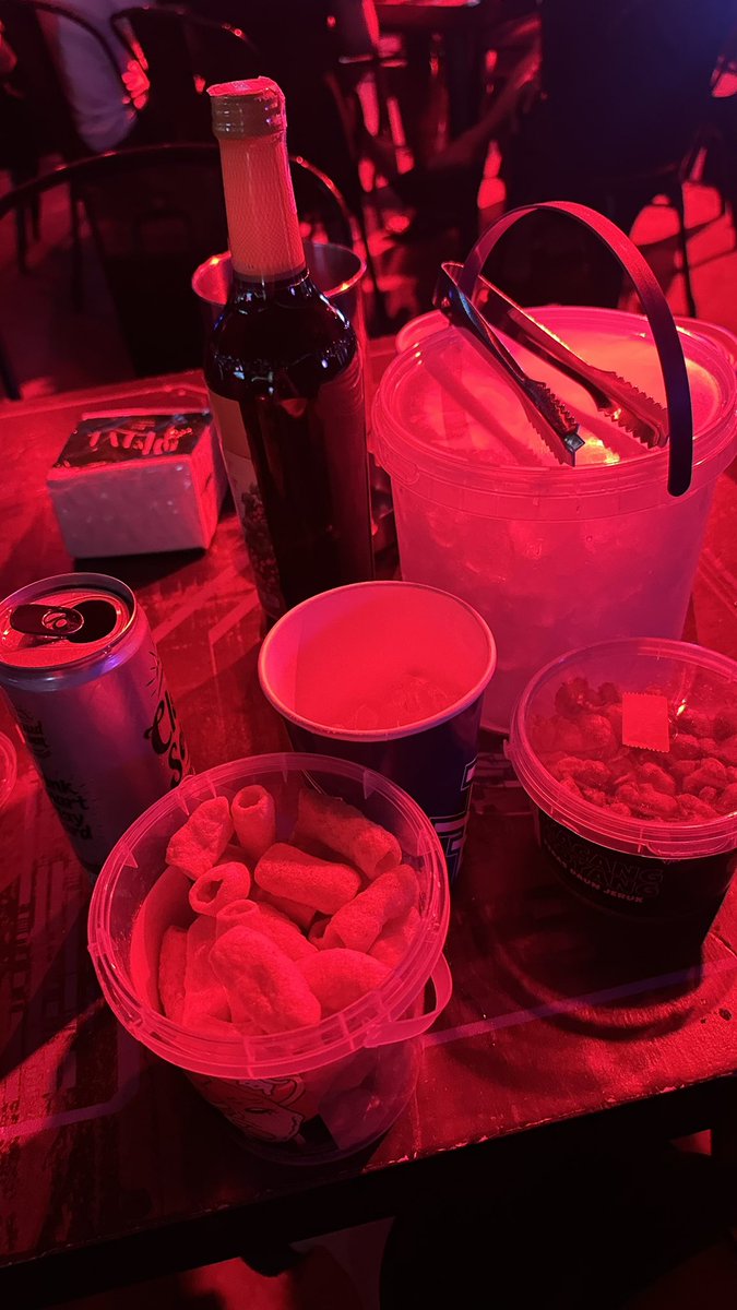 antisayours's tweet image. Table for one, pls.