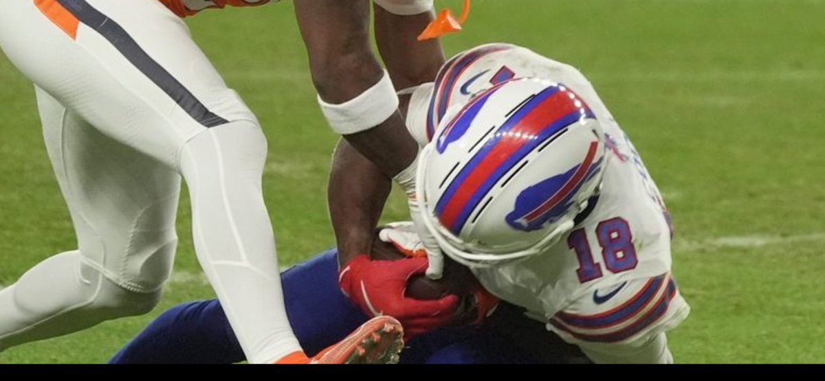 ryanmason1982's tweet photo. @SneakyJoeSports Look at the DBs right hand, it’s literally bent backwards with his right pinky out and his four fingers bent with his knuckles on the ball, aka can’t be gripping the ball with the knuckle side of his hand. https://t.co/9CA8lgefQO