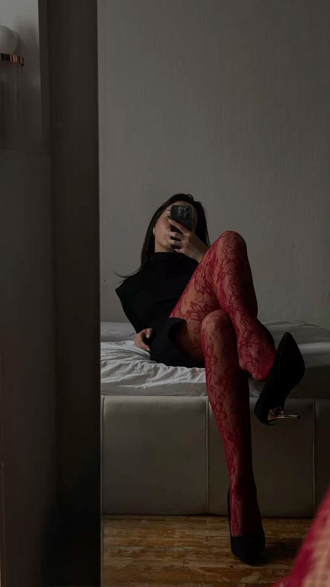 Diorgirlx's tweet image. new obsession: patterned tights