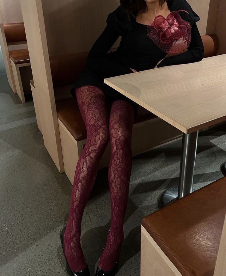 Diorgirlx's tweet image. new obsession: patterned tights