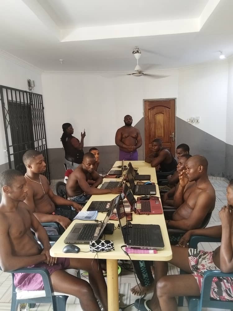 samgeorgegh's tweet image. Over the last 48 hours, intelligence led by the @CSAGhana identified several suspected cybercrime centres operating within East Legon Hills, Afienya, Kwabenya, Weija, and Tuba. The intelligence indicated that young men were being exploited and coerced to engage in various…