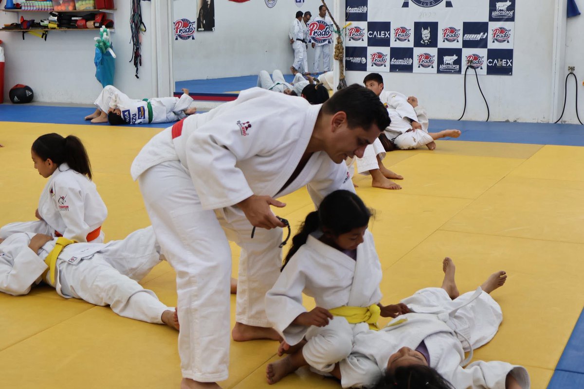 Deja que los perros ladren, es la señal que avanzamos. 

😉🇪🇨