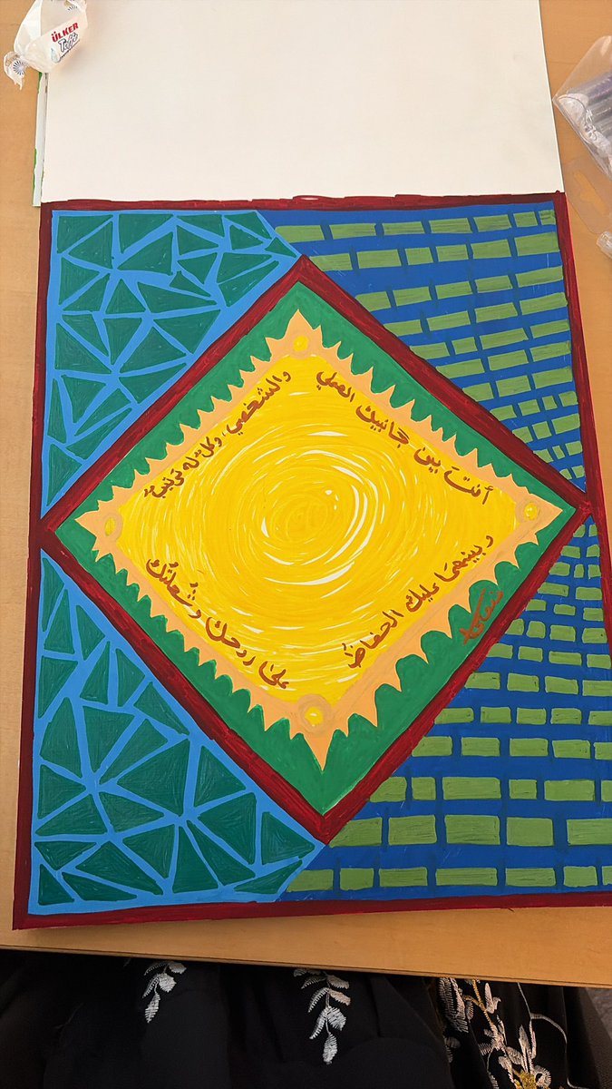 - عمَل فنِّي آخَر بعنوَان: ⭐️أنتَ بين جانبيك⭐️
الفِكرة تكوَّنَت بهدوء وانا برسمها.
اختيَارِي لِلأوان صارِخ جدًا ويُعطِي لِلرِّسالة ظهور أكبَر.
الجُملة المكتوبة في العمَل:
🌟أنتَ بين جانبيَك العملِي والشَّخصي وكلٌّ لهُ ترتِيبٌ. وبينهما عليكَ الحِفاظ على روحُك وشُعلتُك🌟
أتكلَّم