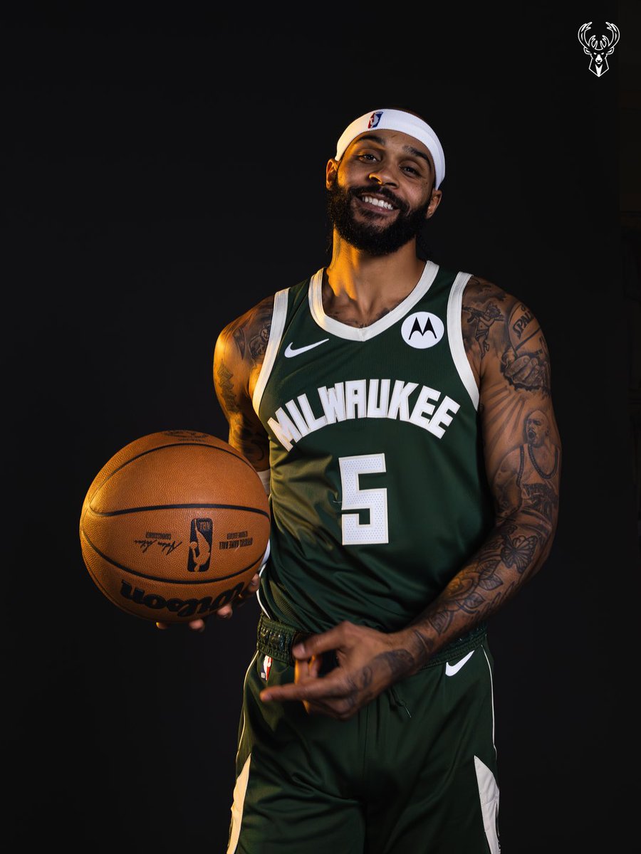 Bucks's tweet photo. Happy birthday, Gary! https://t.co/61SjLiU2e4