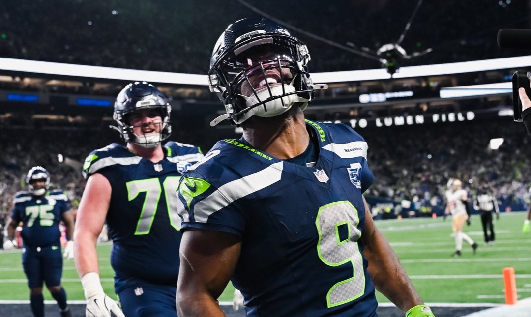 #NFL, lo destacado ayer:

🏈 Kenneth Walker III (SEA): Tuvo una actuación histórica, acumulando 116 yardas terrestres y 3 touchdowns en 19 acarreos. Walker empató el récord de los #Seahwaks de más anotaciones por tierra en un solo juego de postemporada.