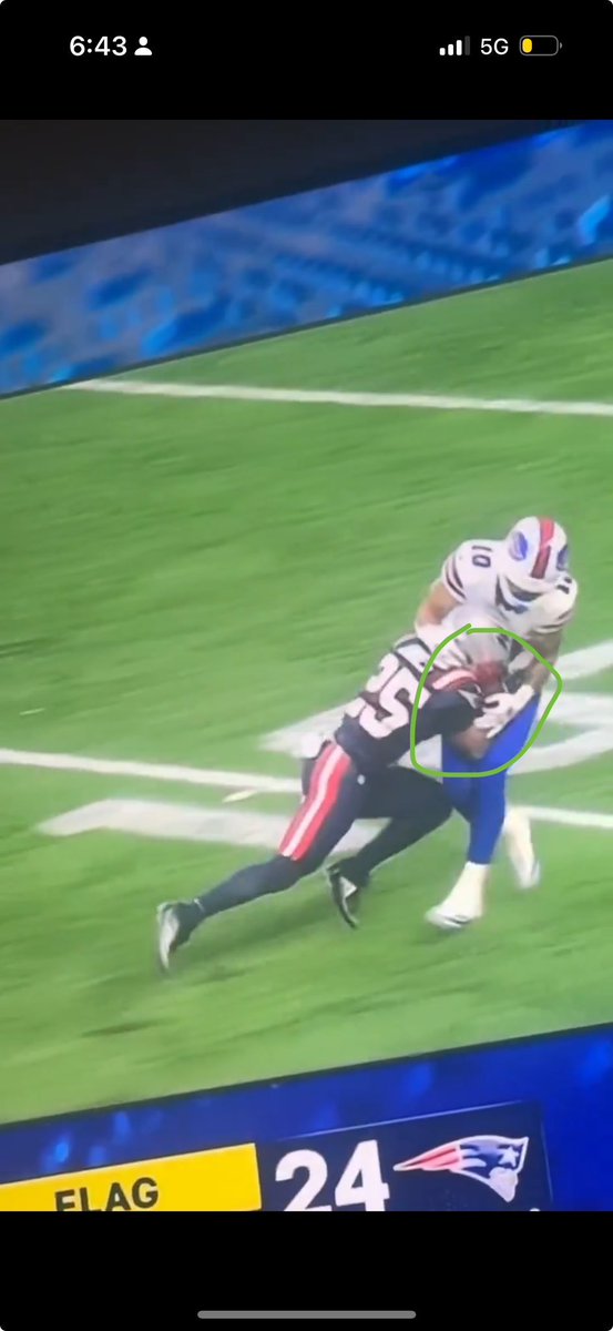 OfficerOMallard's tweet photo. @Samnotaaron @Willowtree1980 @ProFootballTalk @MikeGiardi absolutely did not lol. here are both of his hands not on the ball. marcus jones came up with the ball its a very similar play https://t.co/tC2gKVP4QH