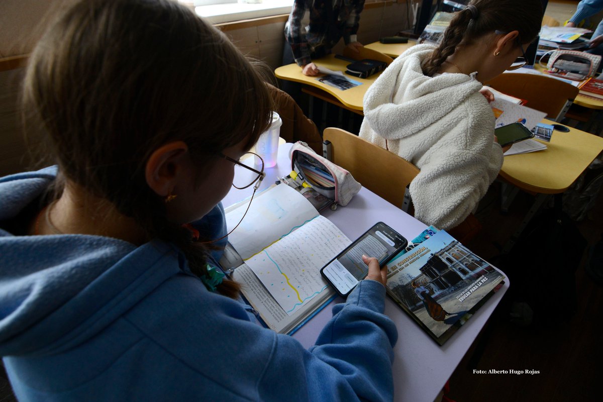 PECDDHH's tweet image. Las cartas del alumnado de Gran Canaria llegaron al Liceo Mykola Arkas de Mykolaiv (Ucrania). Ese mismo día, la actividad lectiva se interrumpió tras varios bombardeos sobre la ciudad.  La entrega pudo realizarse finalmente con seguridad, aunque más rápido de lo previsto, ante la…