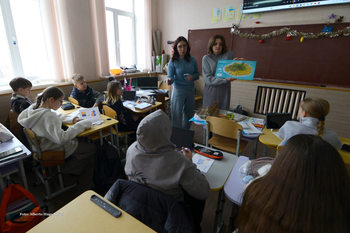 PECDDHH's tweet image. Las cartas del alumnado de Gran Canaria llegaron al Liceo Mykola Arkas de Mykolaiv (Ucrania). Ese mismo día, la actividad lectiva se interrumpió tras varios bombardeos sobre la ciudad.  La entrega pudo realizarse finalmente con seguridad, aunque más rápido de lo previsto, ante la…