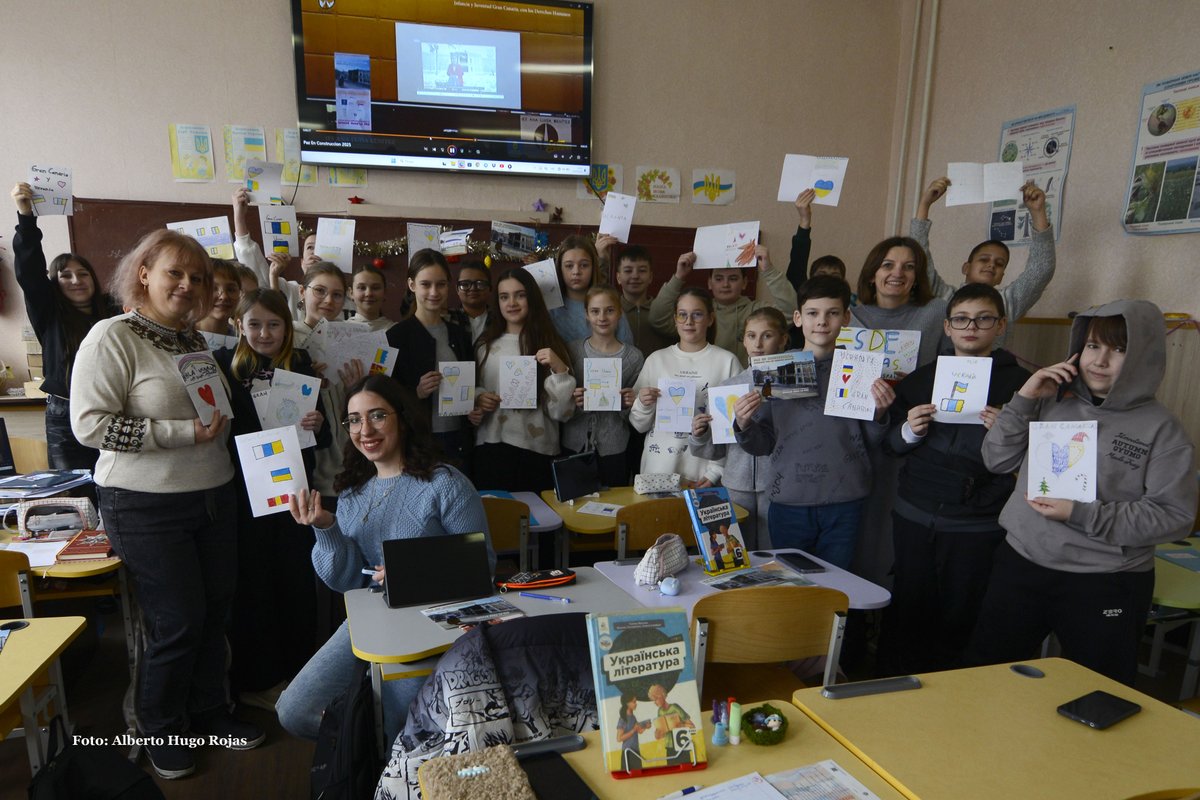 PECDDHH's tweet image. Las cartas del alumnado de Gran Canaria llegaron al Liceo Mykola Arkas de Mykolaiv (Ucrania). Ese mismo día, la actividad lectiva se interrumpió tras varios bombardeos sobre la ciudad.  La entrega pudo realizarse finalmente con seguridad, aunque más rápido de lo previsto, ante la…