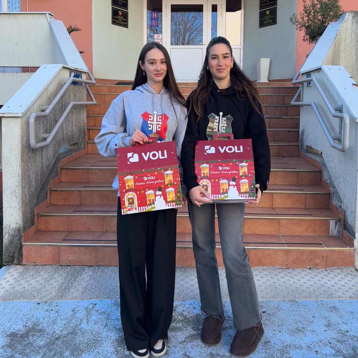 28Jun's tweet image. Misija ispunjena: hiljade dece dobilo je poklone 🎁

Naši volonteri sa terena javili su nam da je završena i poslednja isporuka paketića, ovog puta u prihvatilištu u Bijeloj, nadomak Herceg Novog. Time je zaokružen još jedan deo naše božićne akcije.

Nakon prvih isporuka…