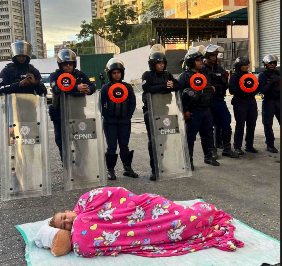 MVelazcoM's tweet image. ¿A quién le están decretando guerra a muerte?

¿A los presos políticos? ¿A los familiares que esperan las excarcelaciones que ustedes prometieron?

¿A QUIÉN?

Paren con esto. Libérenlos a todos.

@delcyrodriguezv @jorgerpsuv @RubenSantiagoS_ @MiguelDFAES