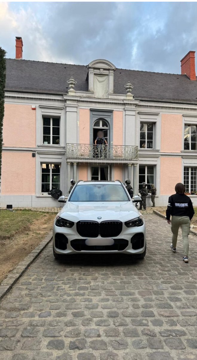Gendarmerie's tweet photo. #CriminalitéOrganisée 🏰 2,6 millions d'euros d'avoirs criminels et un château saisis par la @Gendarmerie_095 😳
➡️ Les #gendarmes démantèlent un réseau criminel spécialisé dans les vols de câbles en cuivre et le travail illégal ❌
⚖️ 20 personnes interpellées https://t.co/jjxGrnUxwD